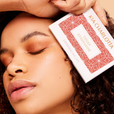 Kia Charlotta - Eyeshadow Palette Experiencing Life